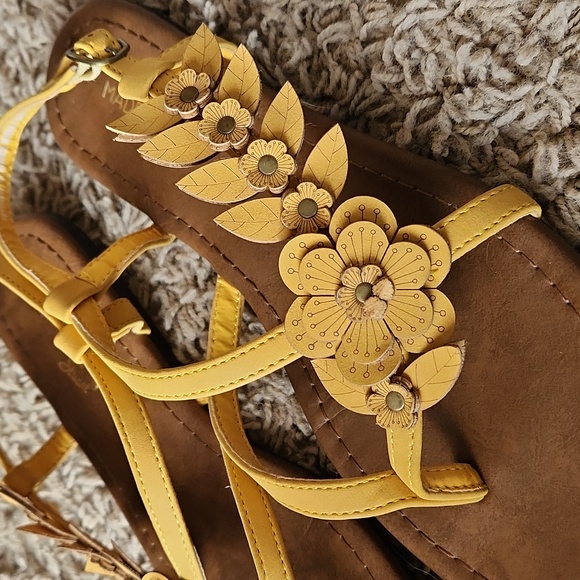 Madeline Stuart Shoes - Womans Madeline yellow floral  sandal size 8